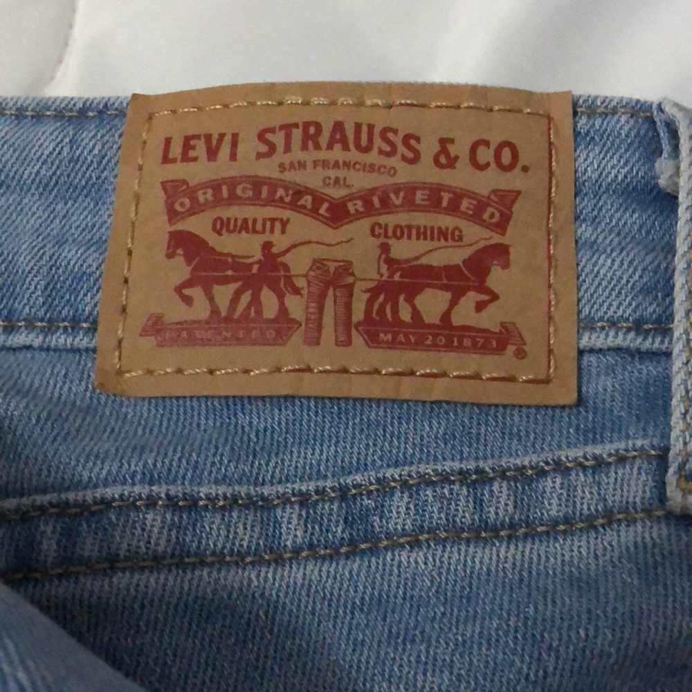 711 Skinny Levi light wash denim 👖